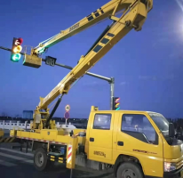 高空车修路灯